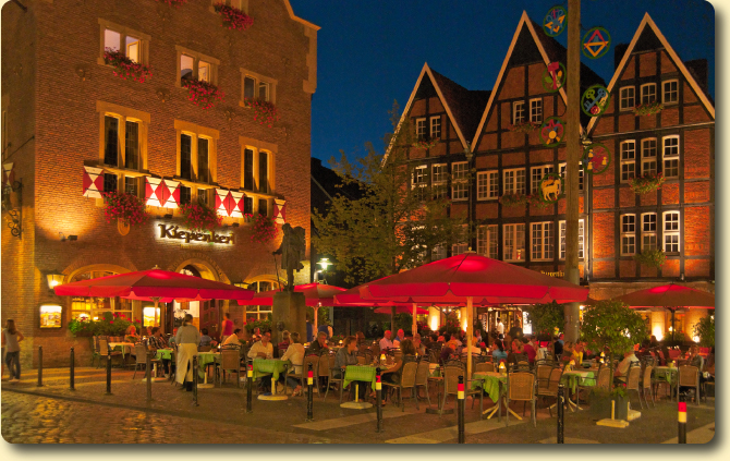 	Münster in Westphalia: Kiepenkerl restaurant and statue, at dusk 