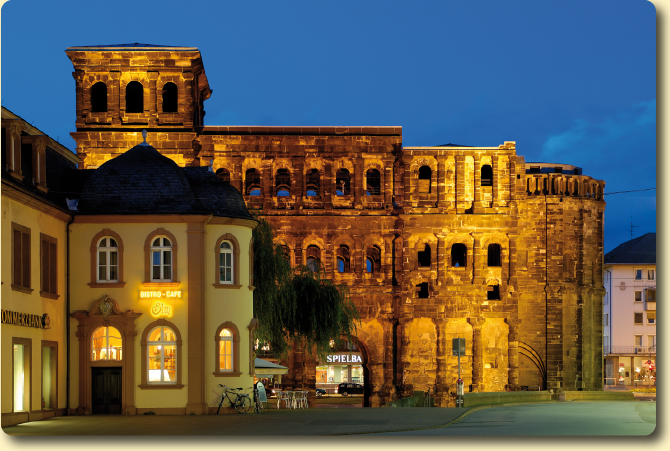 Trier/Moselle: Porta Nigra, at dusk